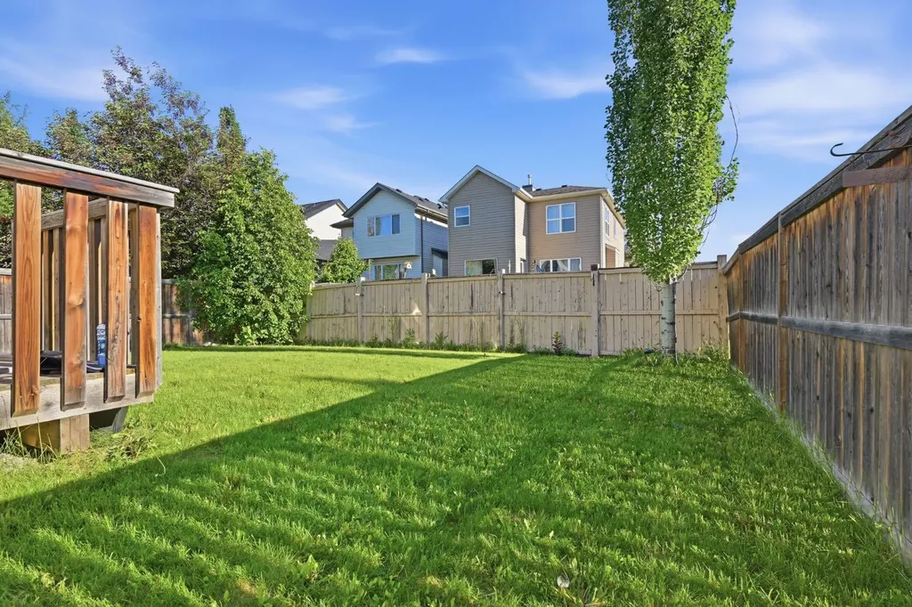 4 Everglen Grove SW Calgary AB T2Y4z3