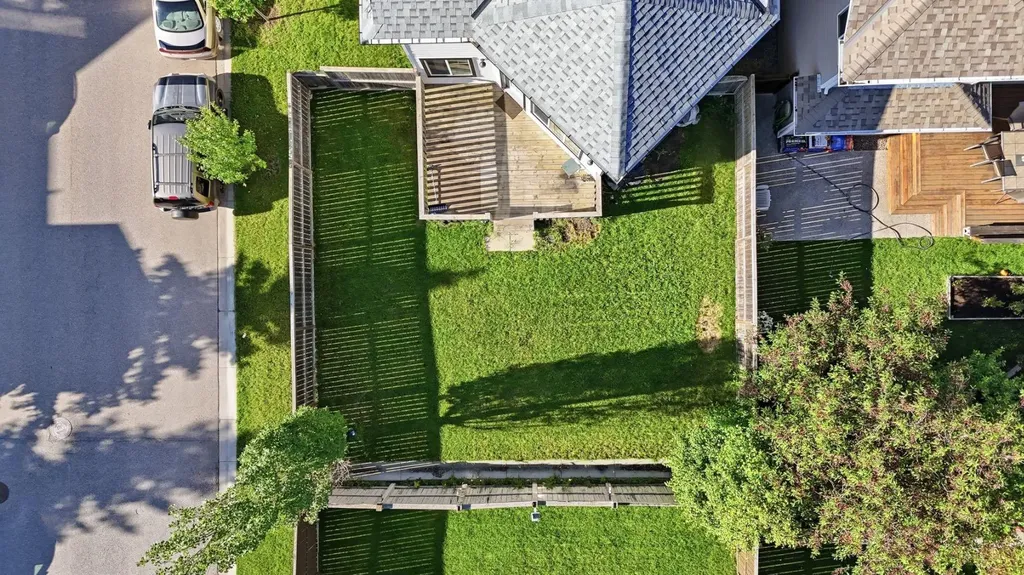 4 Everglen Grove SW Calgary AB T2Y4z3