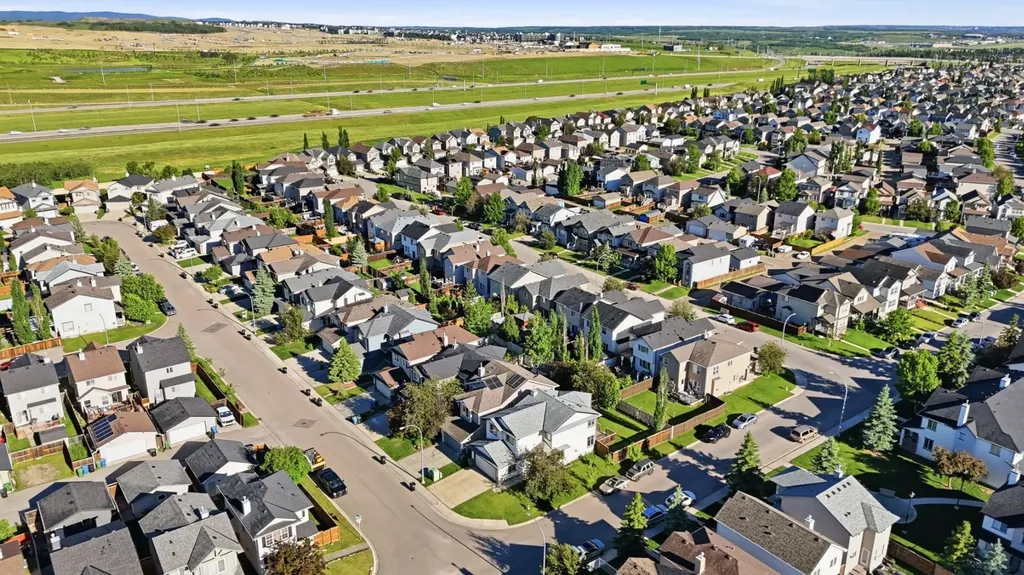 4 Everglen Grove SW Calgary AB T2Y4z3