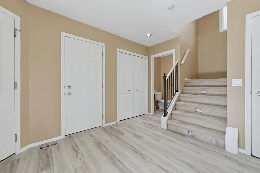 4 Everglen Grove SW Calgary AB T2Y4z3