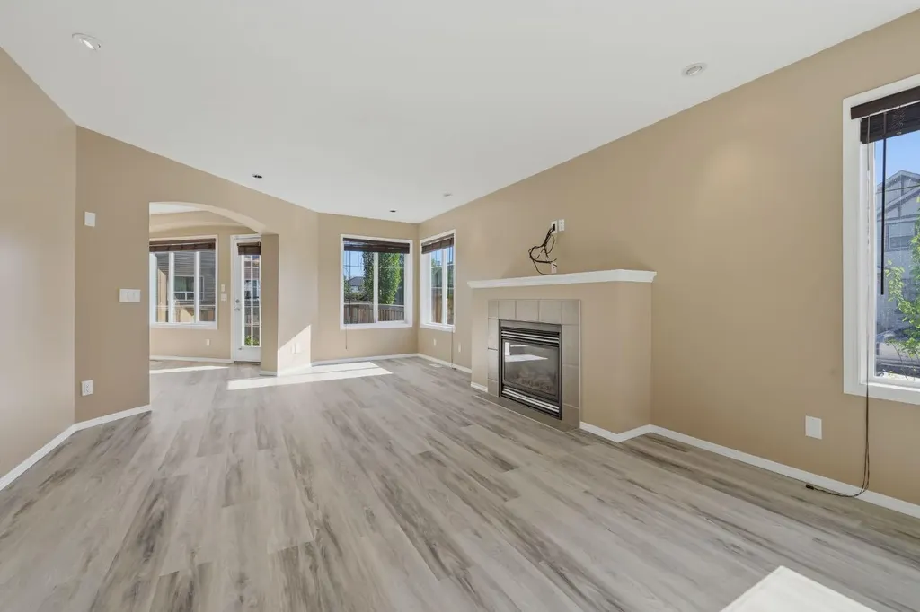4 Everglen Grove SW Calgary AB T2Y4z3