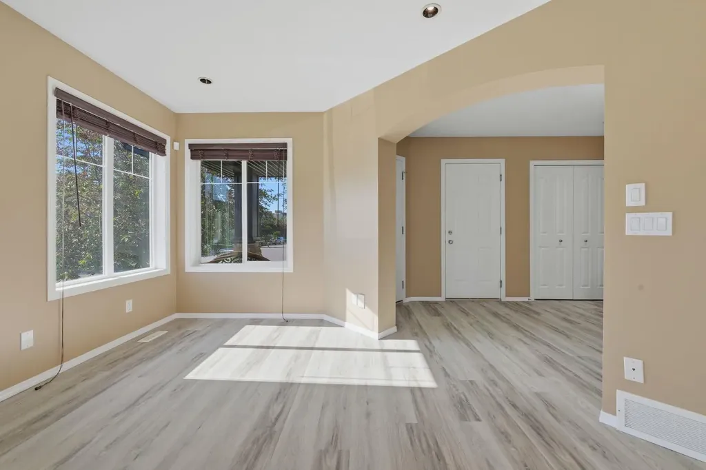 4 Everglen Grove SW Calgary AB T2Y4z3