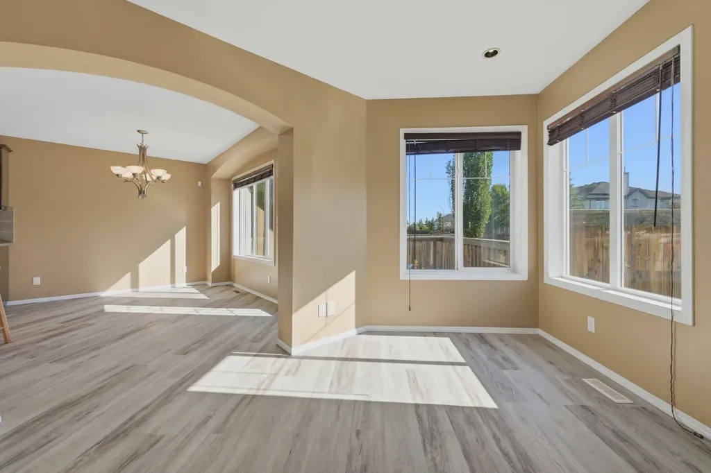 4 Everglen Grove SW Calgary AB T2Y4z3
