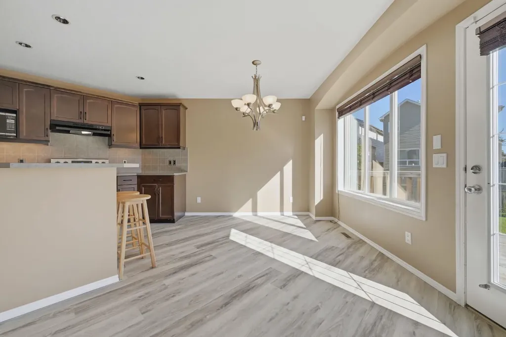 4 Everglen Grove SW Calgary AB T2Y4z3