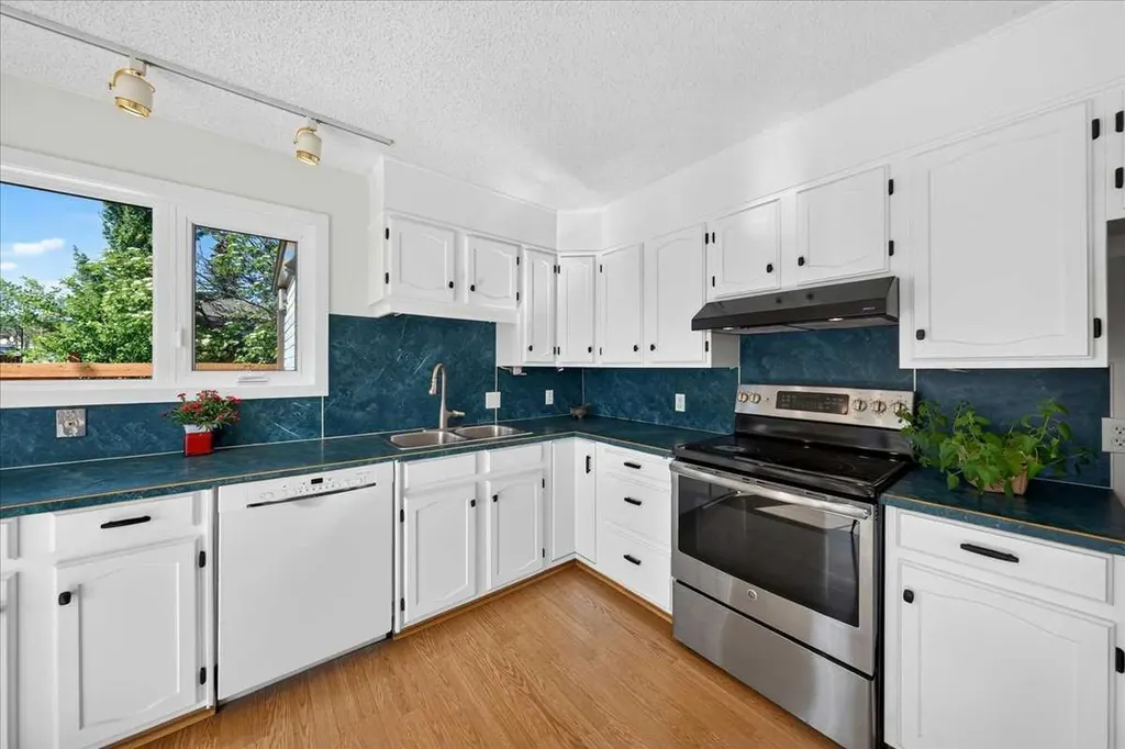 656 Ranchridge Court NW Calgary AB T3G 1W9