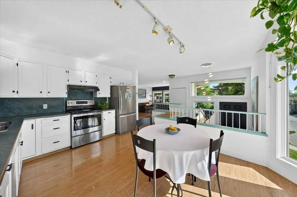 656 Ranchridge Court NW Calgary AB T3G 1W9