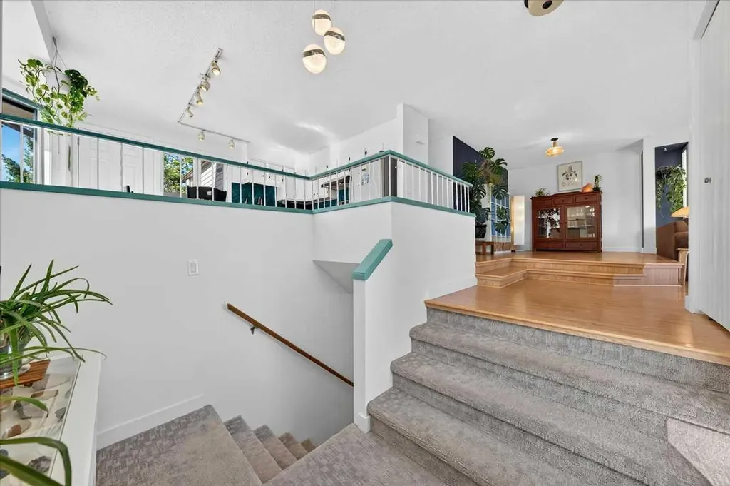 656 Ranchridge Court NW Calgary AB T3G 1W9