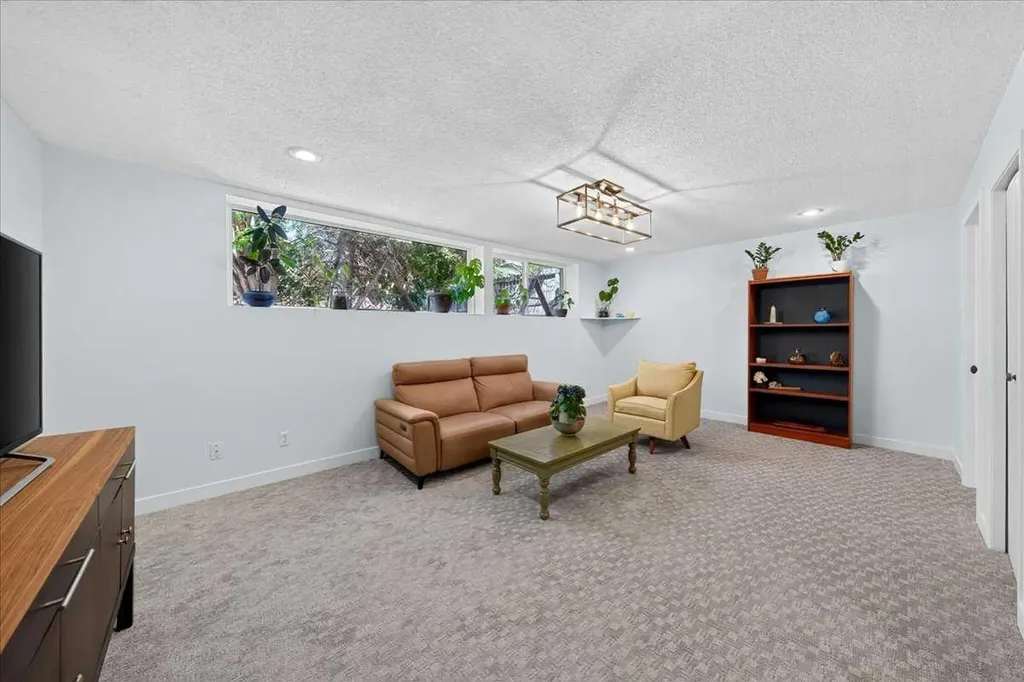 656 Ranchridge Court NW Calgary AB T3G 1W9