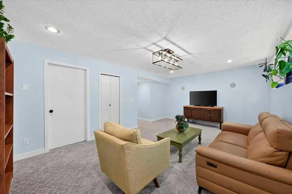 656 Ranchridge Court NW Calgary AB T3G 1W9