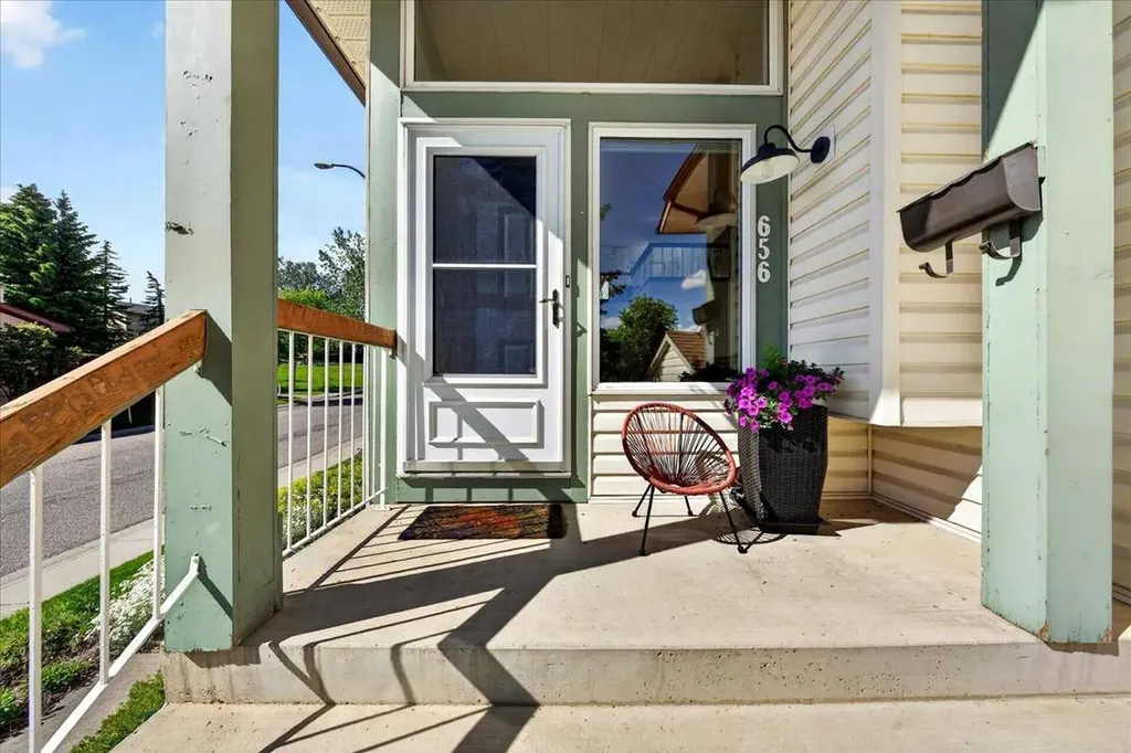 656 Ranchridge Court NW Calgary AB T3G 1W9