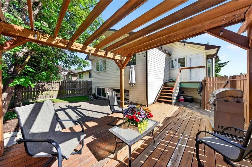 656 Ranchridge Court NW Calgary AB T3G 1W9