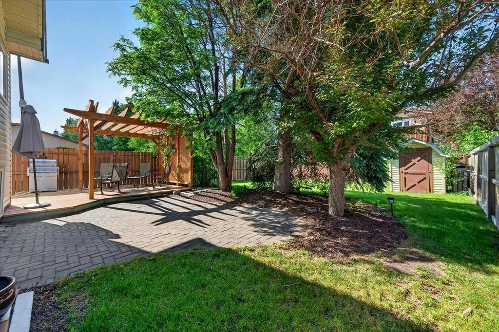 656 Ranchridge Court NW Calgary AB T3G 1W9