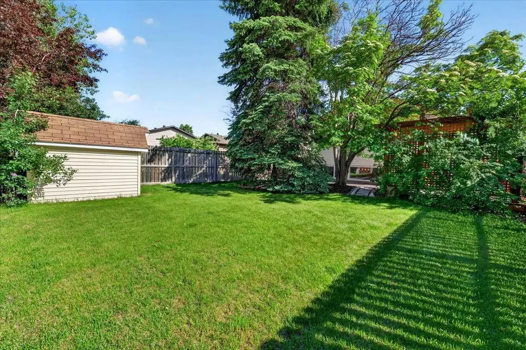 656 Ranchridge Court NW Calgary AB T3G 1W9