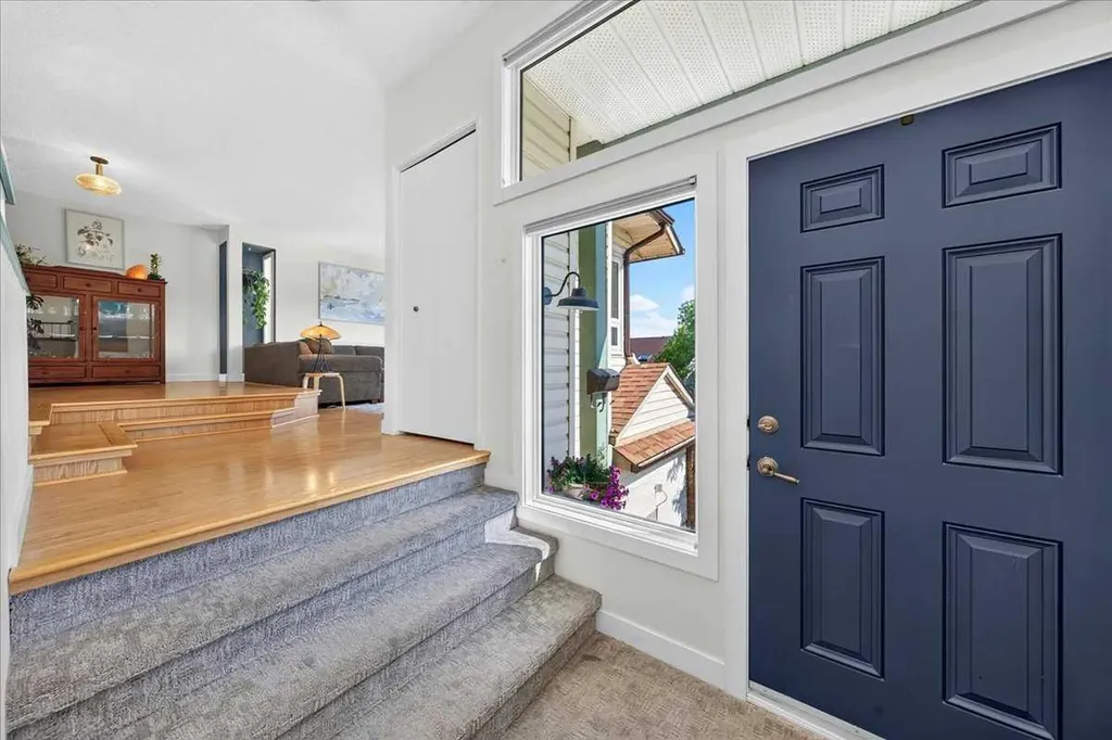 656 Ranchridge Court NW Calgary AB T3G 1W9