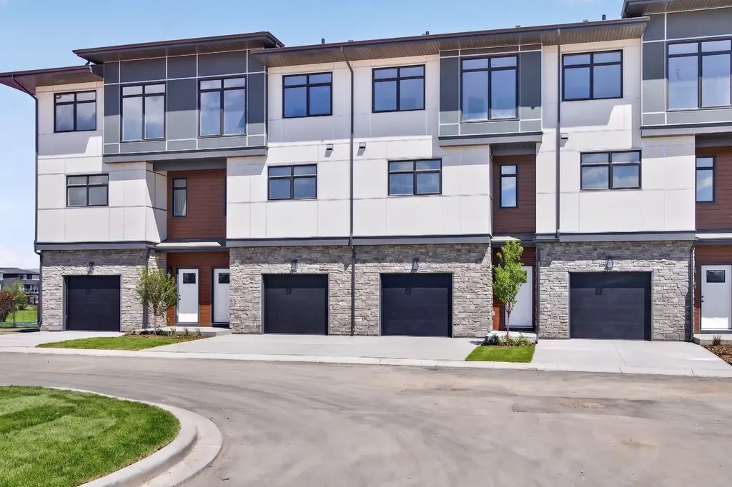 30 Creekside Villas SW Calgary AB T1T1Z1