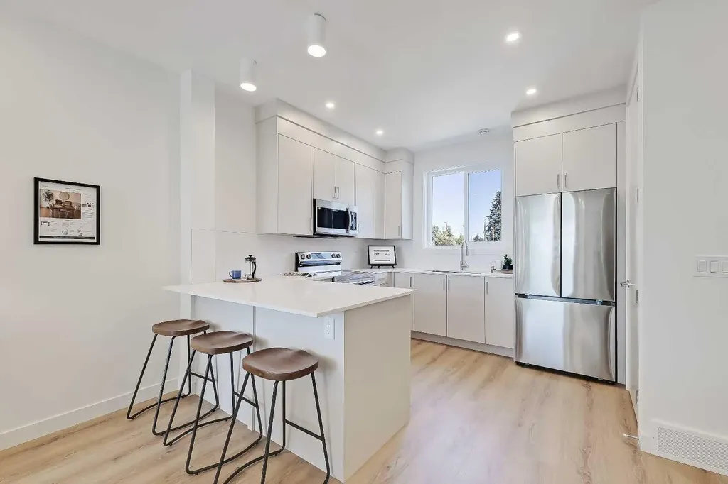 828 8 Avenue NE Calgary AB T2E 9E2