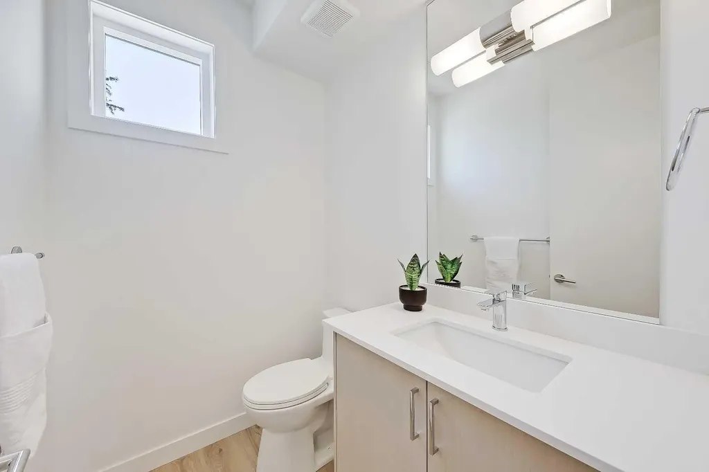 828 8 Avenue NE Calgary AB T2E 9E2