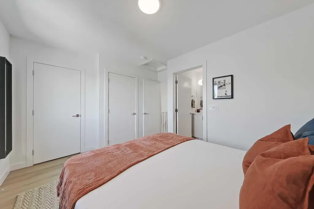 828 8 Avenue NE Calgary AB T2E 9E2