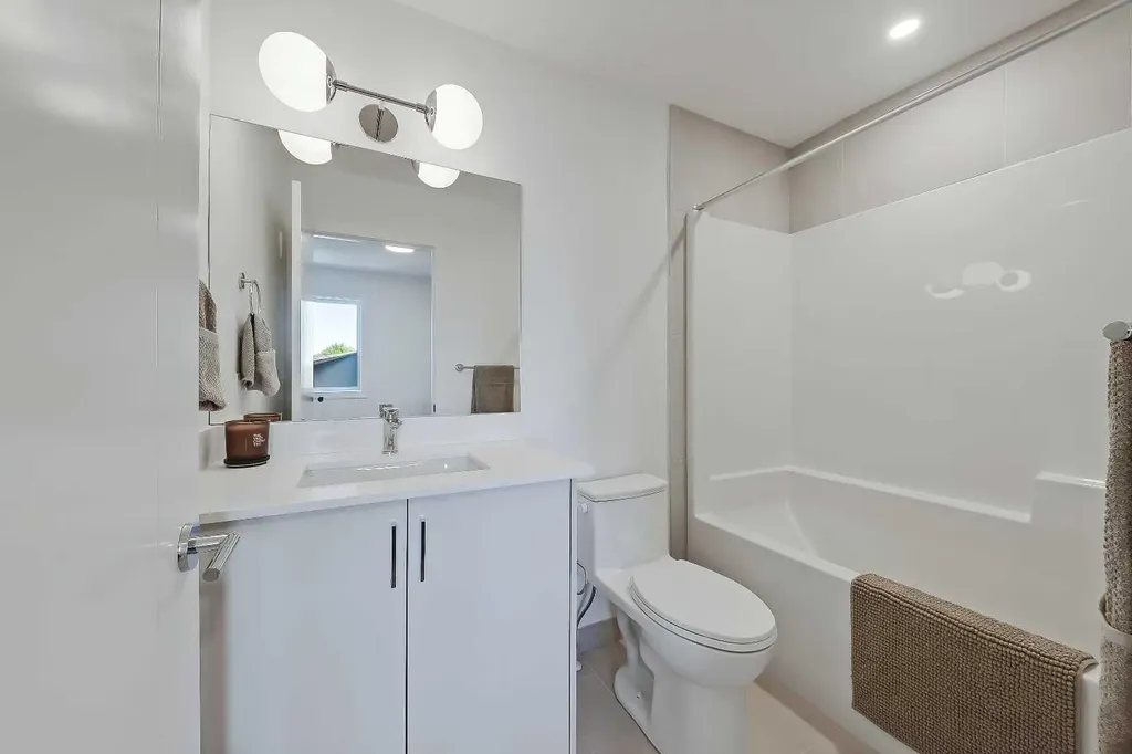828 8 Avenue NE Calgary AB T2E 9E2