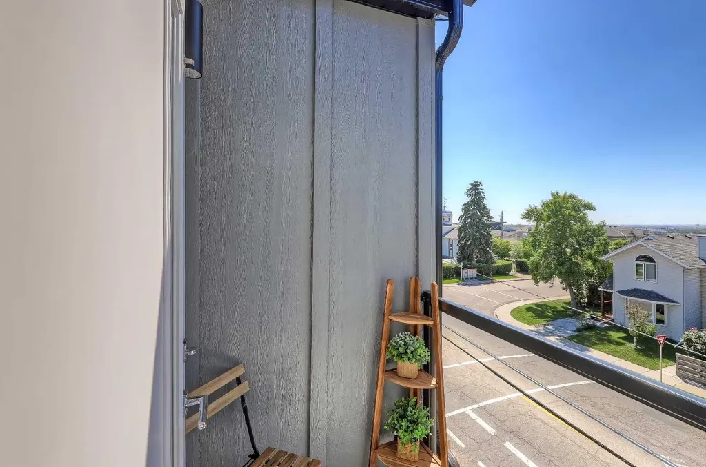 828 8 Avenue NE Calgary AB T2E 9E2