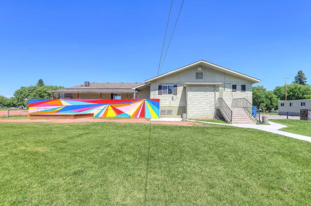 828 8 Avenue NE Calgary AB T2E 9E2