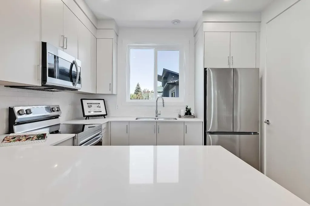 828 8 Avenue NE Calgary AB T2E 9E2