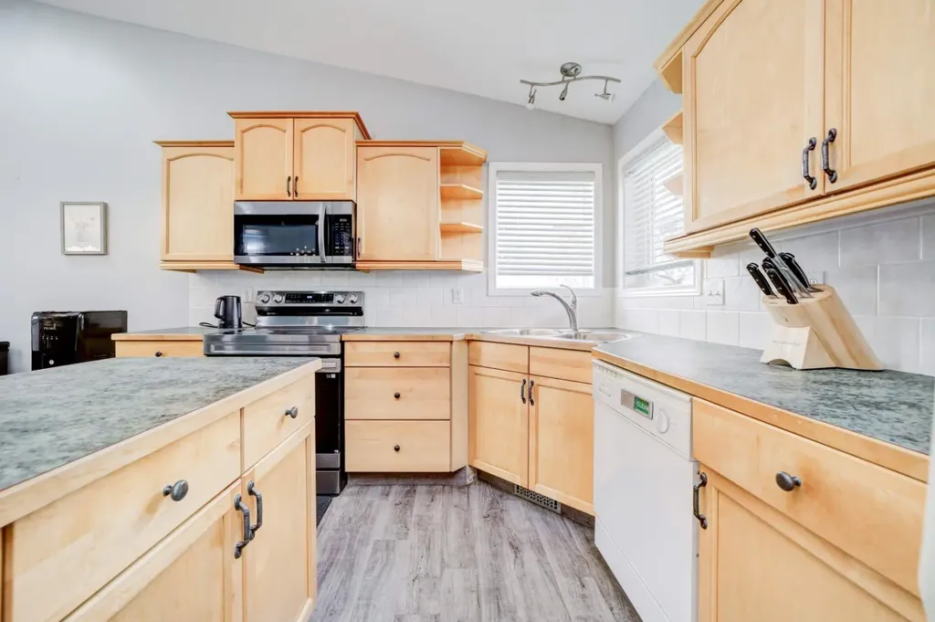 571 Blackfoot Manor W Lethbridge AB T1K 7W4