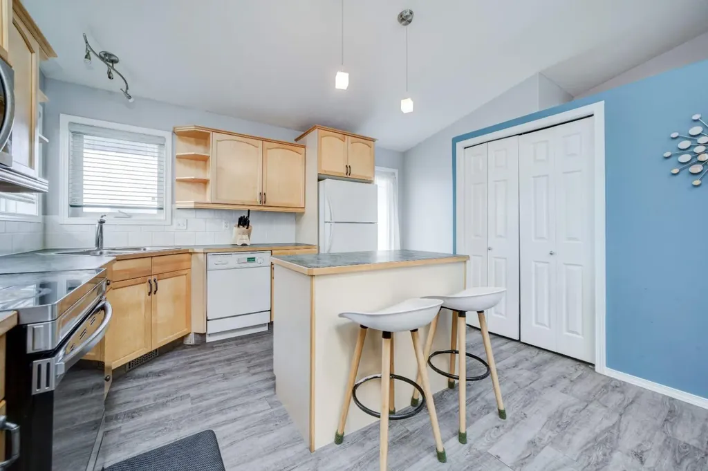571 Blackfoot Manor W Lethbridge AB T1K 7W4