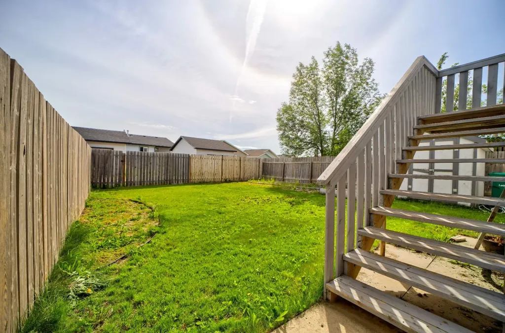 571 Blackfoot Manor W Lethbridge AB T1K 7W4