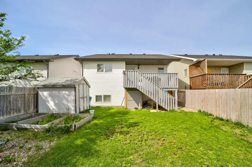 571 Blackfoot Manor W Lethbridge AB T1K 7W4