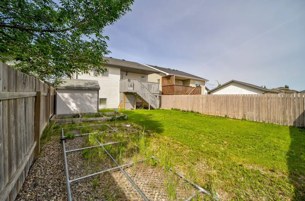 571 Blackfoot Manor W Lethbridge AB T1K 7W4