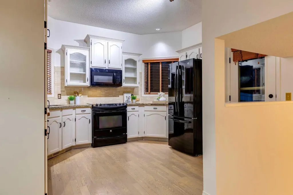 51 Straddock Crescent SW Calgary AB T3H 2S9