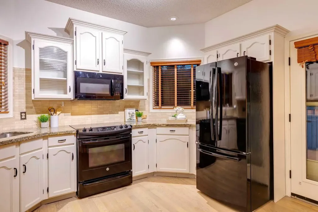 51 Straddock Crescent SW Calgary AB T3H 2S9