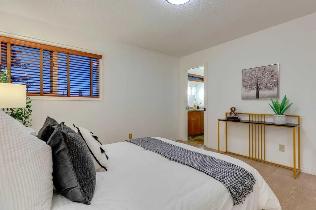 51 Straddock Crescent SW Calgary AB T3H 2S9