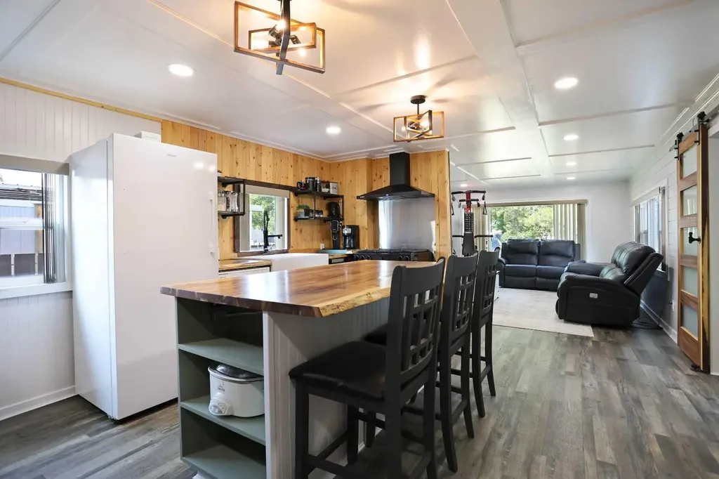 276 Centre Street Tilley AB T0J 3K0
