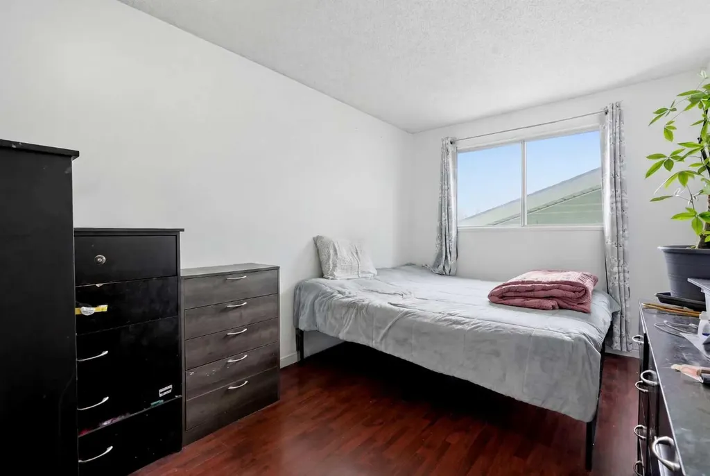255 Falton Drive NE Calgary AB T3J 2W8