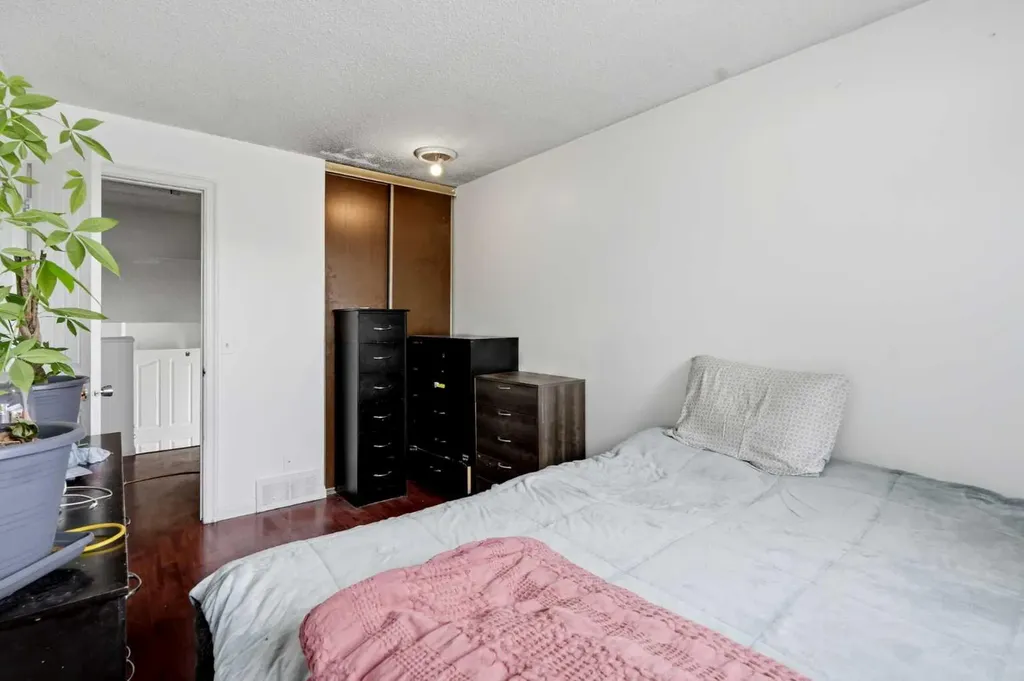 255 Falton Drive NE Calgary AB T3J 2W8