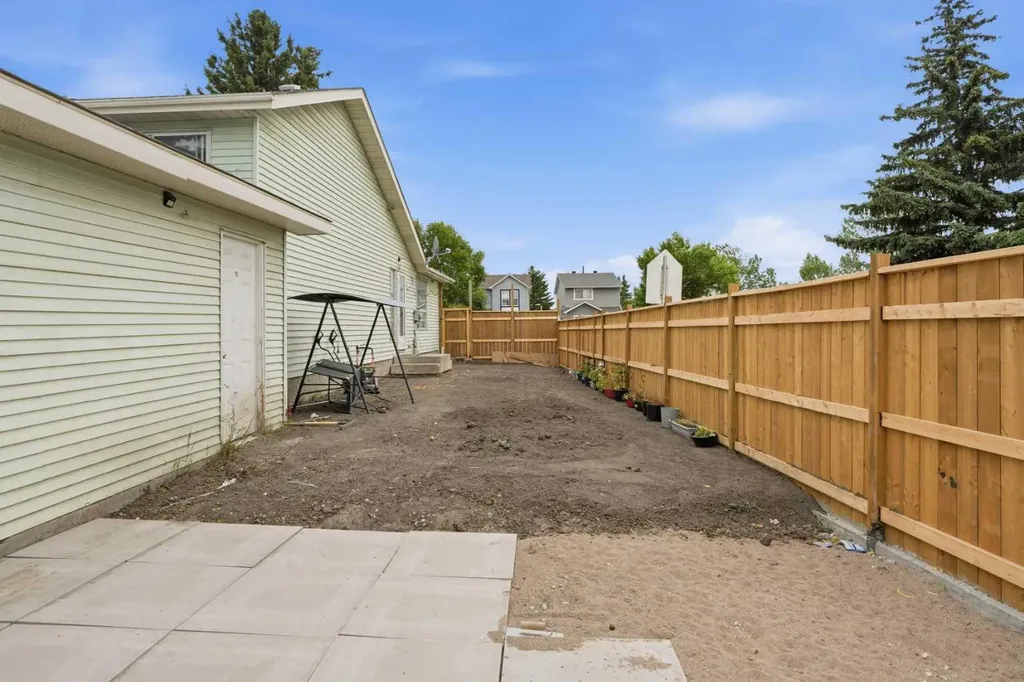 255 Falton Drive NE Calgary AB T3J 2W8