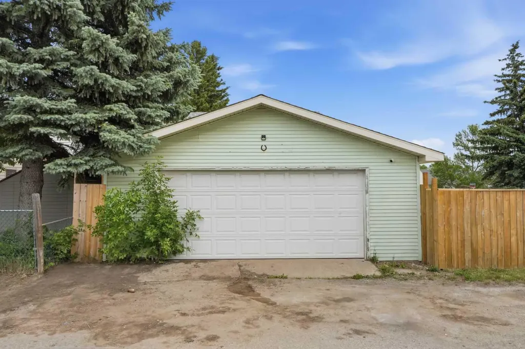 255 Falton Drive NE Calgary AB T3J 2W8