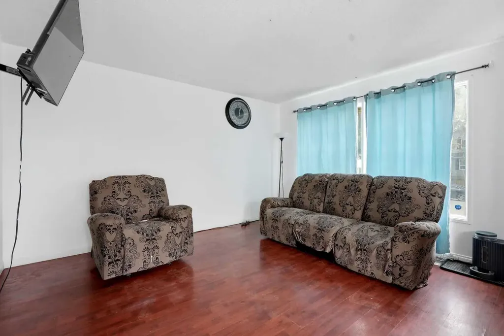 255 Falton Drive NE Calgary AB T3J 2W8