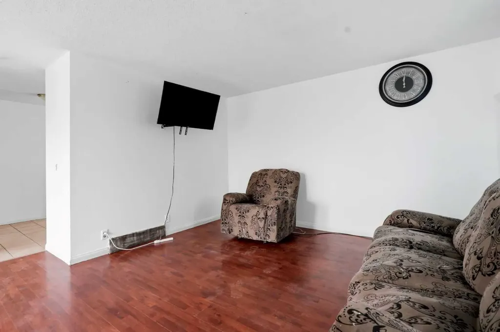 255 Falton Drive NE Calgary AB T3J 2W8