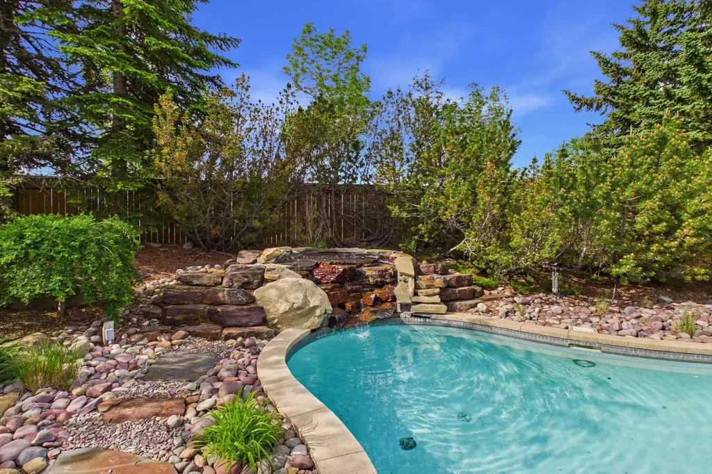168 Canterville Drive SW Calgary AB T2W3X2