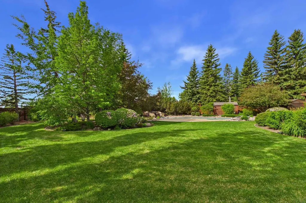 168 Canterville Drive SW Calgary AB T2W3X2