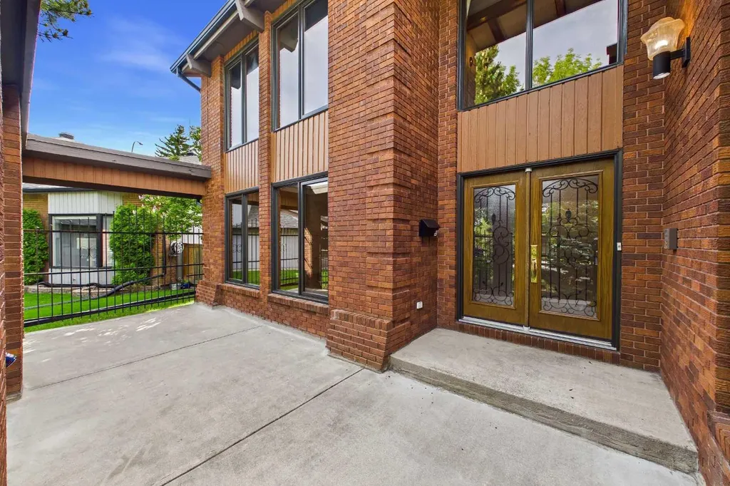 168 Canterville Drive SW Calgary AB T2W3X2