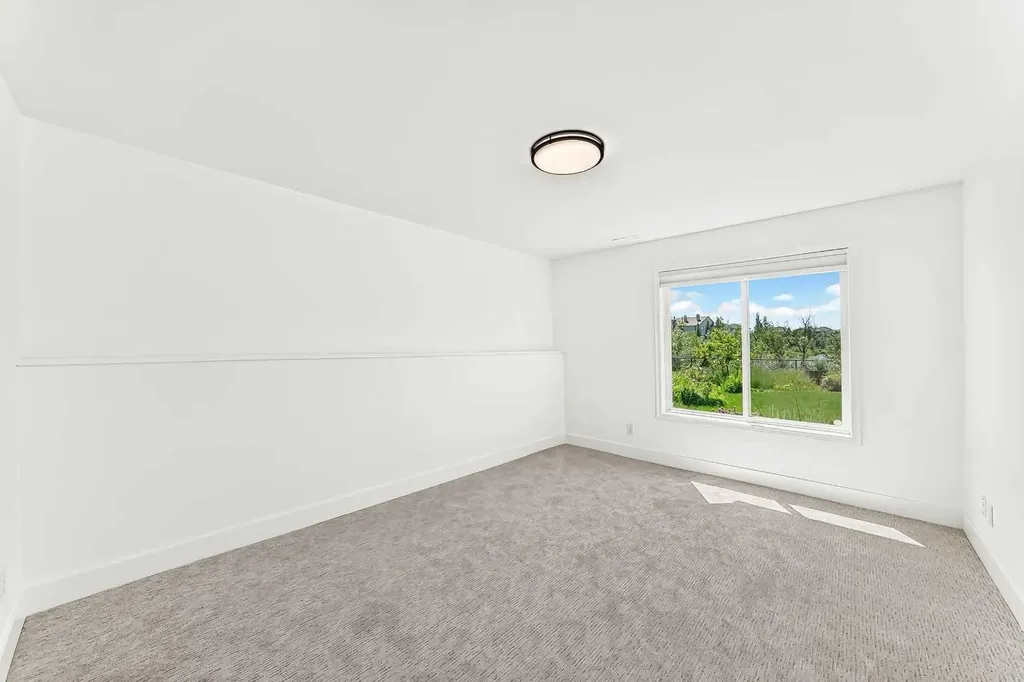 161 West Creek Pond Chestermere AB T1X 1H4