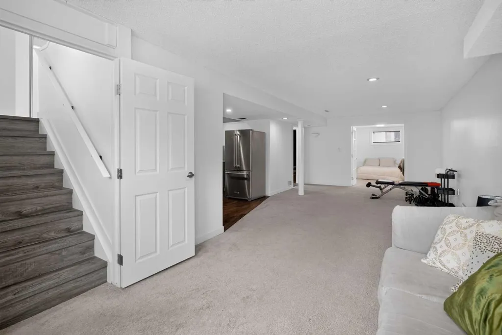 113 Mt Lorette Place SE Calgary AB T2Z 2M1