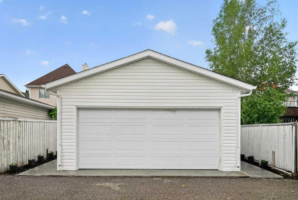 113 Mt Lorette Place SE Calgary AB T2Z 2M1