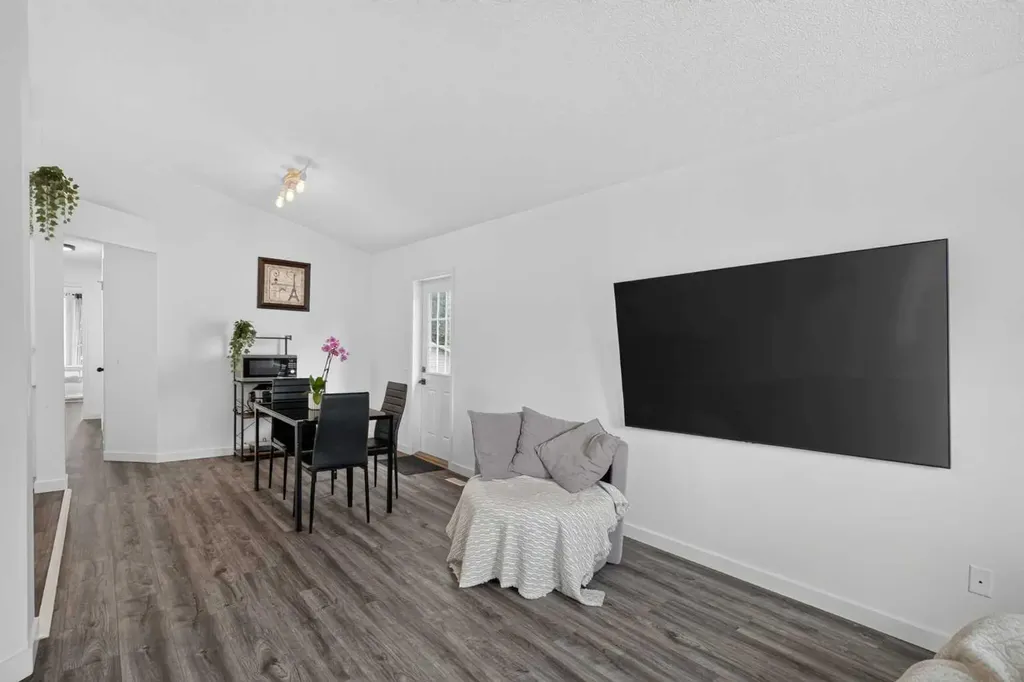 113 Mt Lorette Place SE Calgary AB T2Z 2M1