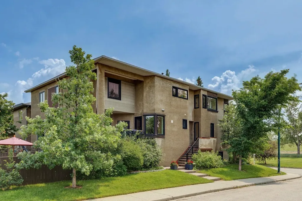 2344 Broadview Road NW Calgary AB T2N 3J4