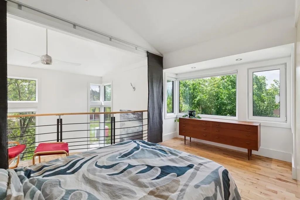 2344 Broadview Road NW Calgary AB T2N 3J4